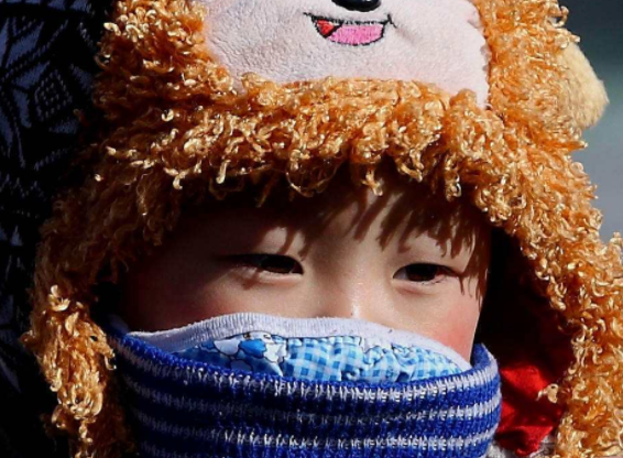 秋冬想让孩子暖和，穿一件毛衣还是多穿几件？五个办法让娃少生病