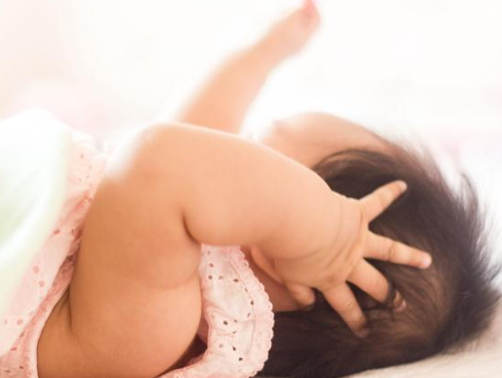 宝宝经常抓耳朵，和这6个原因有关，可能会影响宝宝健康