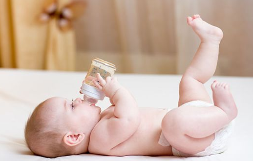 过度喂养孩子也难受，这4招教你怎么判断，孩子有没有吃饱