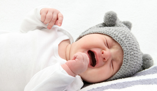 宝宝抓耳朵、踢腿、拱背到底是啥意思，怎样读懂宝宝的肢体语言？