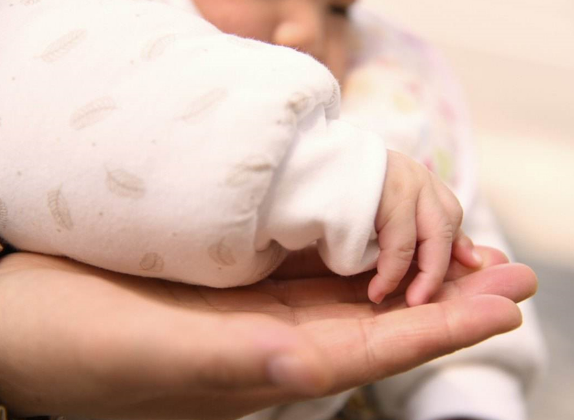 新生儿每餐多少奶量？判断娃是否吃饱看6点，拒绝过度喂养