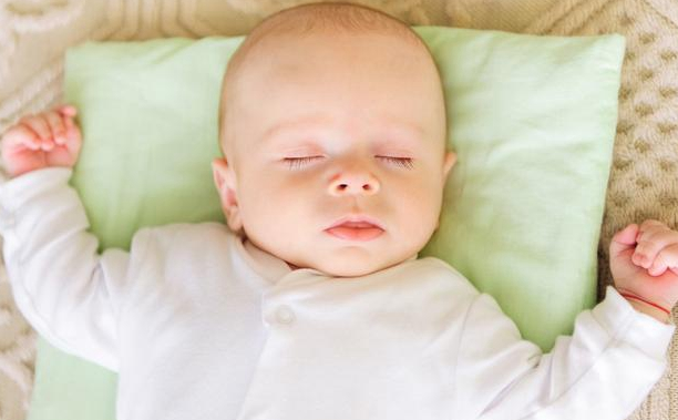 婴儿时，经常“枕枕头”与“不枕枕头”的宝宝，长大后差距很大