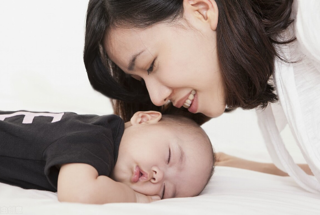 宝宝“趴睡”需要强行翻过来吗？其中大有学问，父母要知道