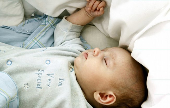 宝宝睡觉“不老实”爱满床滚？可能和这四个原因有关，父母别大意