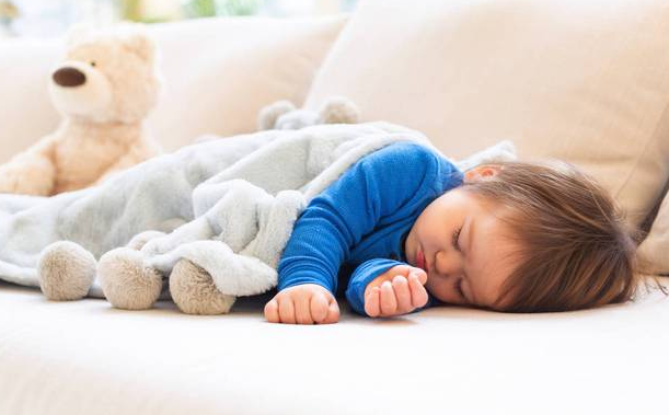 宝宝干哄不睡、夜醒、闹觉？面对睡眠难题，家长可以试试这些技巧