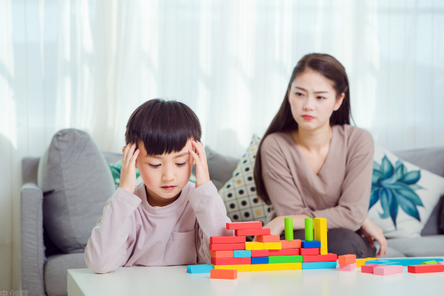 不满足需求就哭发脾气，整治孩子“急性子”，不仅要慢还得“装”