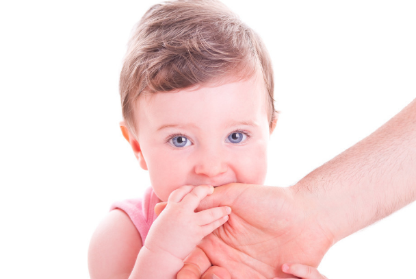 孩子总是喜欢咬人？比起一句单薄的“不可以”，用这4招更有效