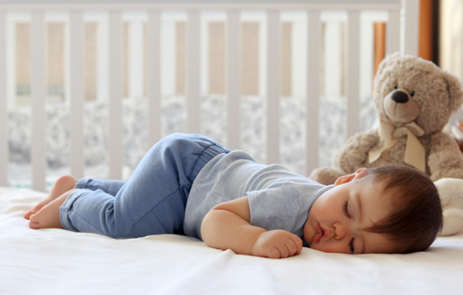为什么宝宝喜欢趴着睡？背后有这四大原因，利弊父母要提前了解