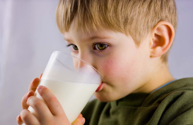 “天天喝牛奶”的孩子和“从不喝牛奶”的孩子，长大后差距很明显