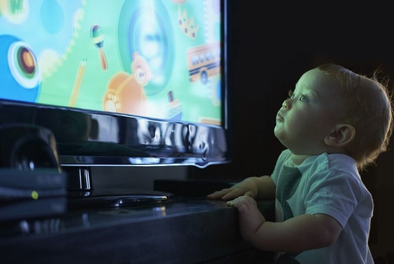 婴幼儿能不能看电视？父母不妨照着国内外的研究成果做，错不了