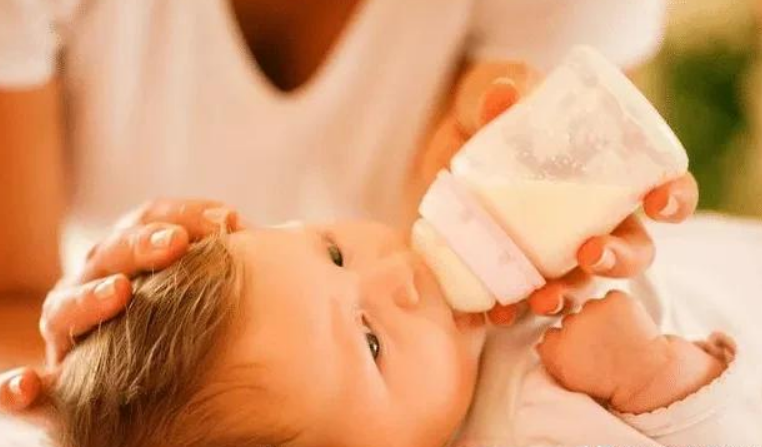 给宝宝冲奶粉用水是关键：这4种水不能冲奶粉，否则容易变成毒奶
