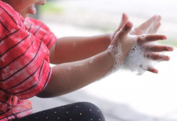 从饭前便后洗手开始，培养宝宝讲卫生的好习惯