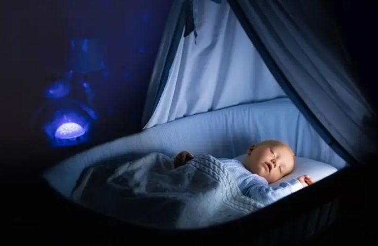 新生儿和妈妈一起睡好，还是自己睡婴儿床更好？宝妈别选错了