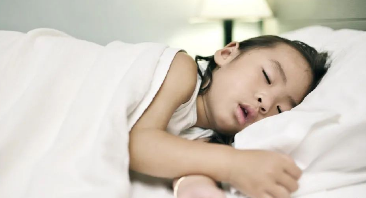开灯睡觉对身体的危害有哪些？开灯睡觉对孩子的危害严重吗？